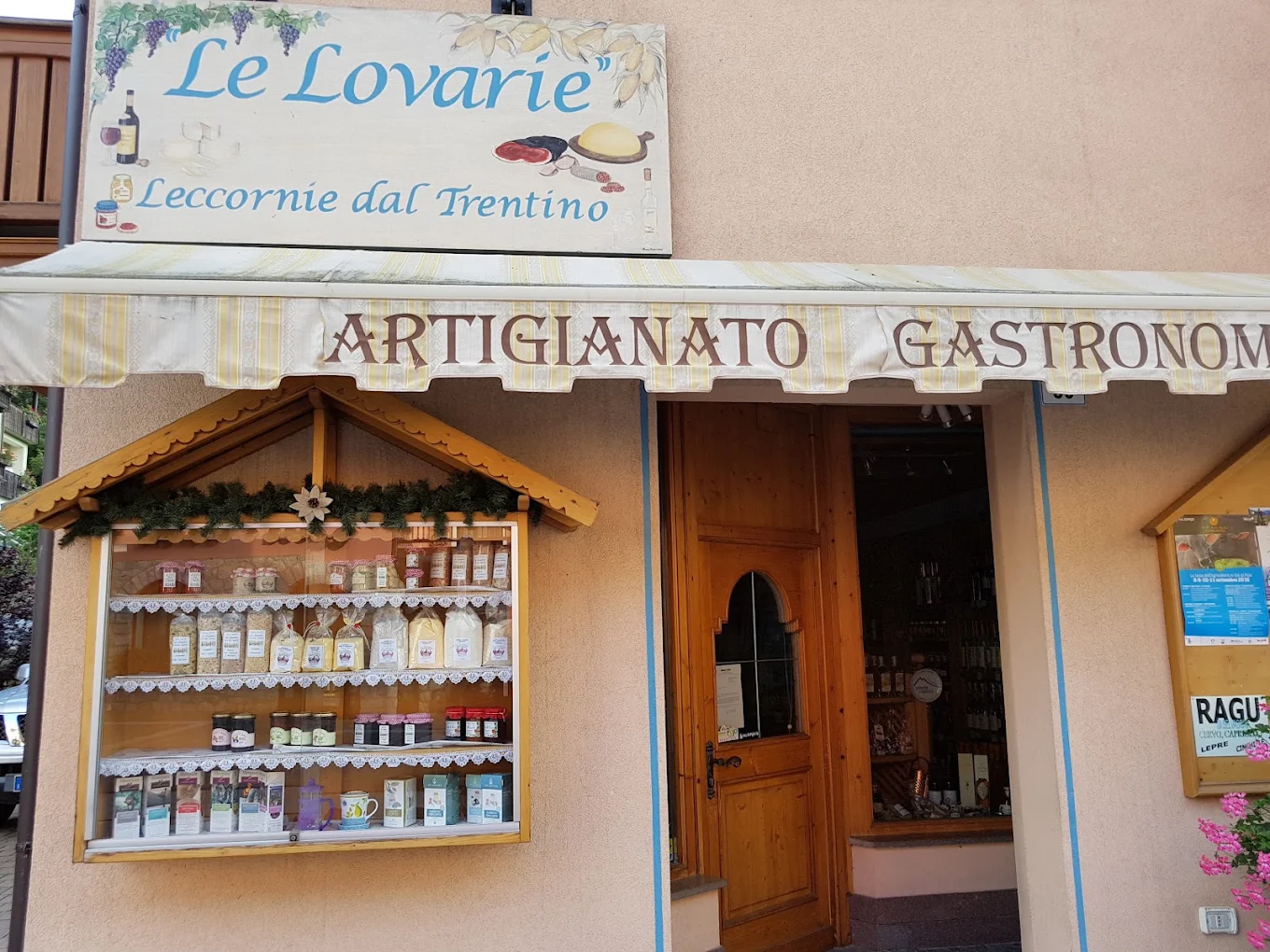 La vetrina del negozio Le Lovarie a Cogolo di Peio