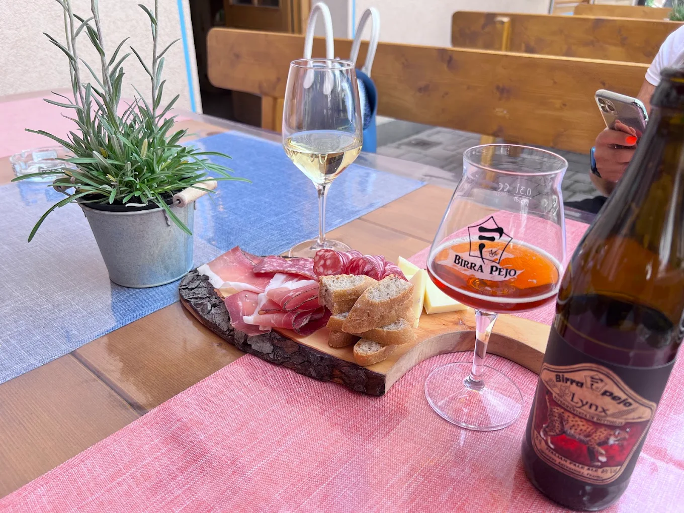 Tagliere di salumi e formaggi con vino e birra artigianale